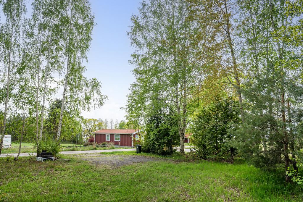 Större tomt om 1 225 kvm med naturtomt