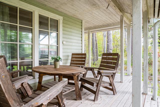 Uteplats i solläge under tak. All möjlighet till att glasa in.