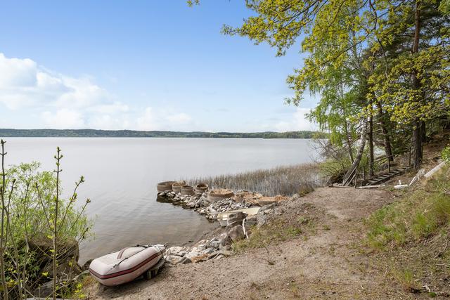 Samfällighetensbrygga är just upptagen för renovering.