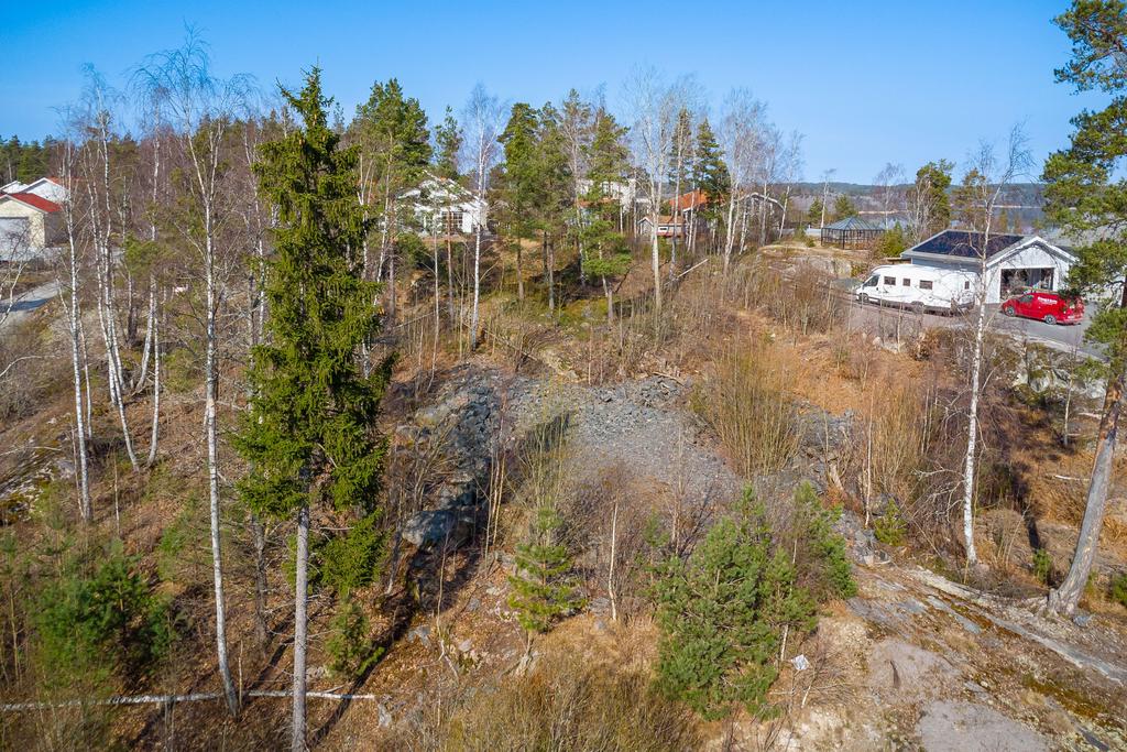I tomten ingår del i sjöbod och egen bryggplats