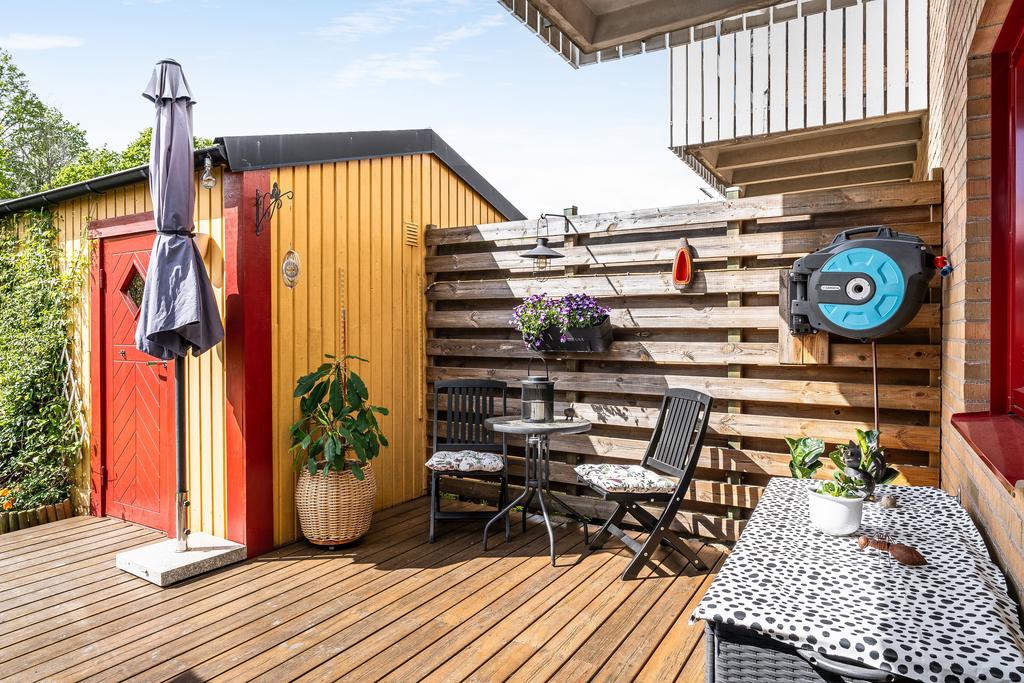  Skyddad uteplats på husets baksida och här finns även förråd