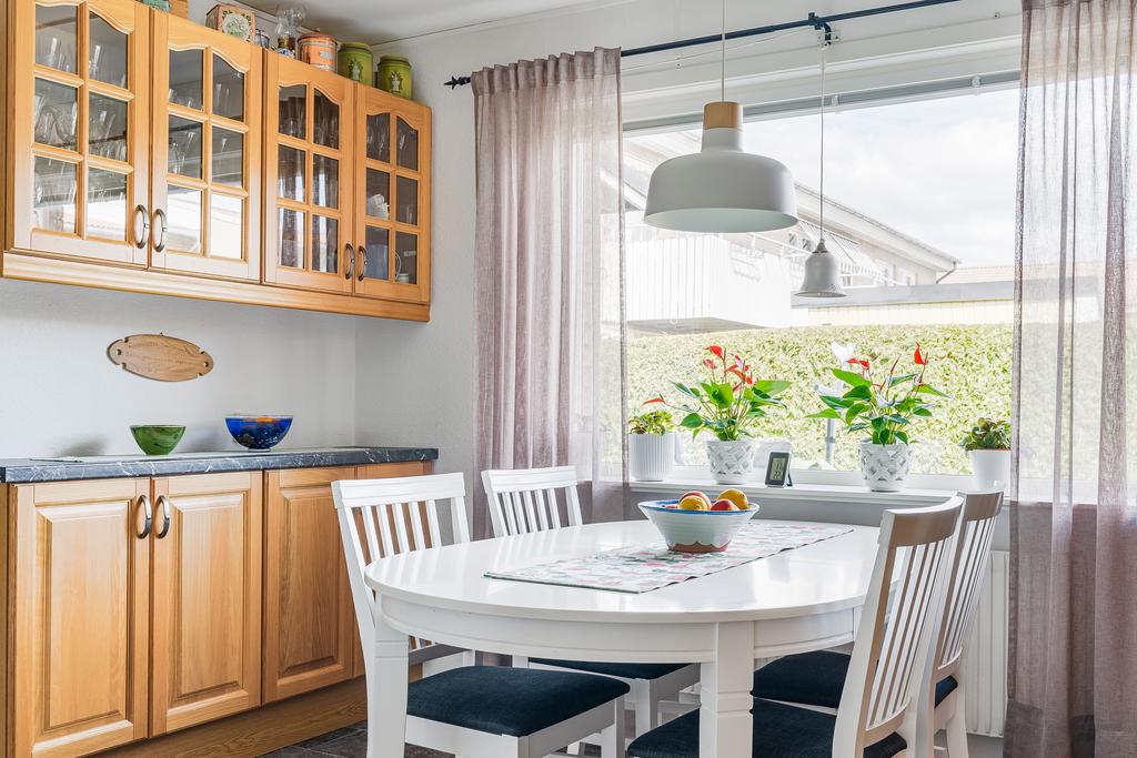 Fin matplats invid fönstret