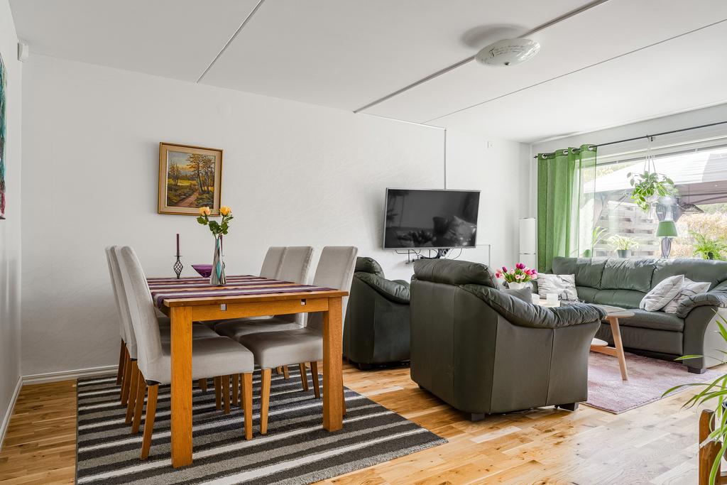 Vardagsrum med plats för både matbord och soffgrupp