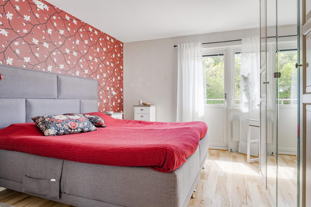 Sovrum som ger plats för både dubbelsäng och förvaringsmöbel