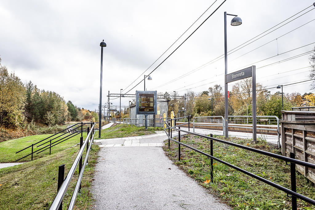 Bra pendlingsmöjligheter med tåg. 