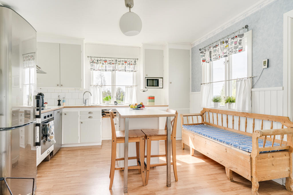 Praktisk köksdel med köksö och separat matplats