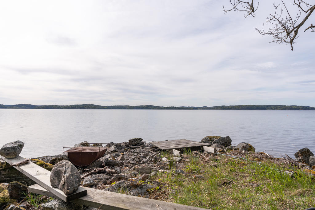 Närhet till sjön och badbrygga. 