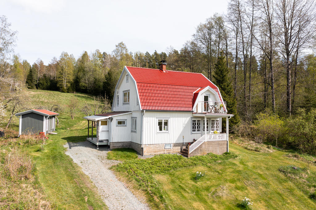 Charmig och välskött 1½-plansvilla om 123 kvm smidigt fördelat på 4 ROK.