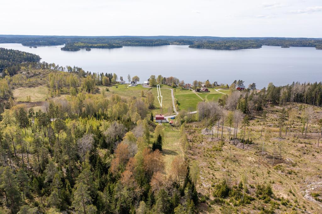 Sund 141 i Dals-Ed. Fantastiskt belägen med sjöutsikt och omgiven av vacker natur. 