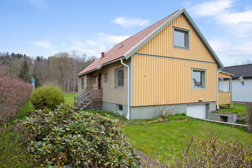 Plan gräsmatta och ett stenkast bort ligger lekplats