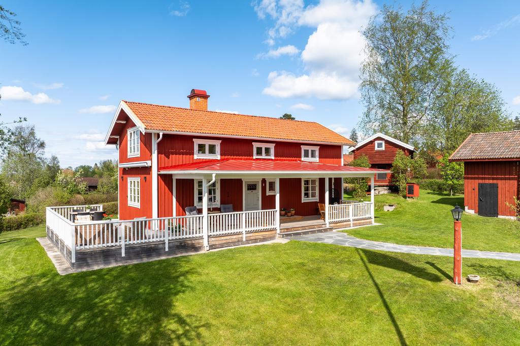 Huset ger en fin känsla av gårdsromantik, trots att det är helt uppdaterat till dagens moderna livsstil. 