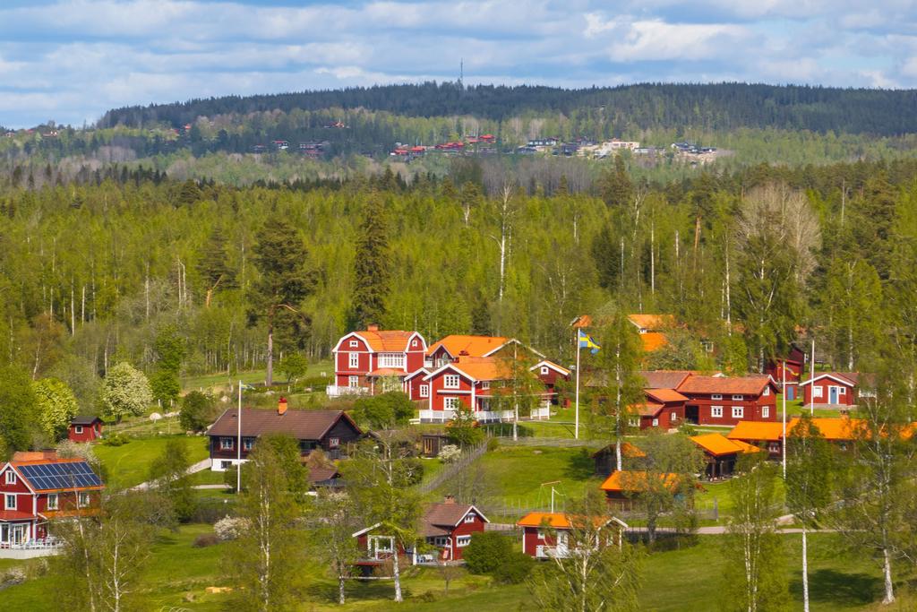 Hjortnäs är känt för sin starka gemenskap och levande traditioner.