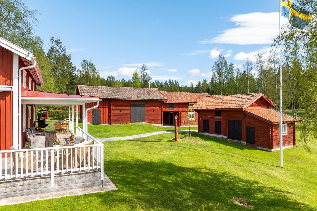 Hela gården är i mycket bra skick efter många förbättringar och renoveringar de senaste åren. 