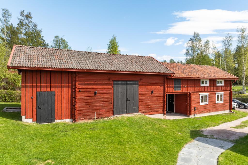 Gästhuset på två våningar (längst till höger) blev färdigställt 2017. Det har 52 kvm boyta och rymmer två sovrum och pentry, dusch och WC.