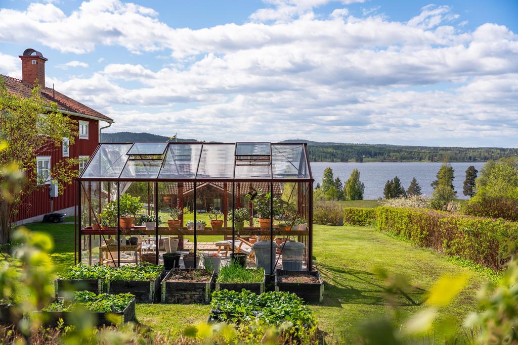 Växthuset ger möjligheter att utveckla det egna odlingsintresset. Även här med den fantastiska utsikten!