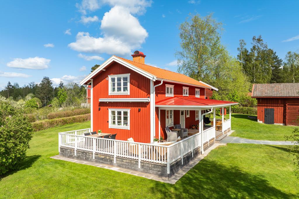 Den stora verandan erbjuder en lättillgänglig och trivsam utemiljö under den varma årstiden. 