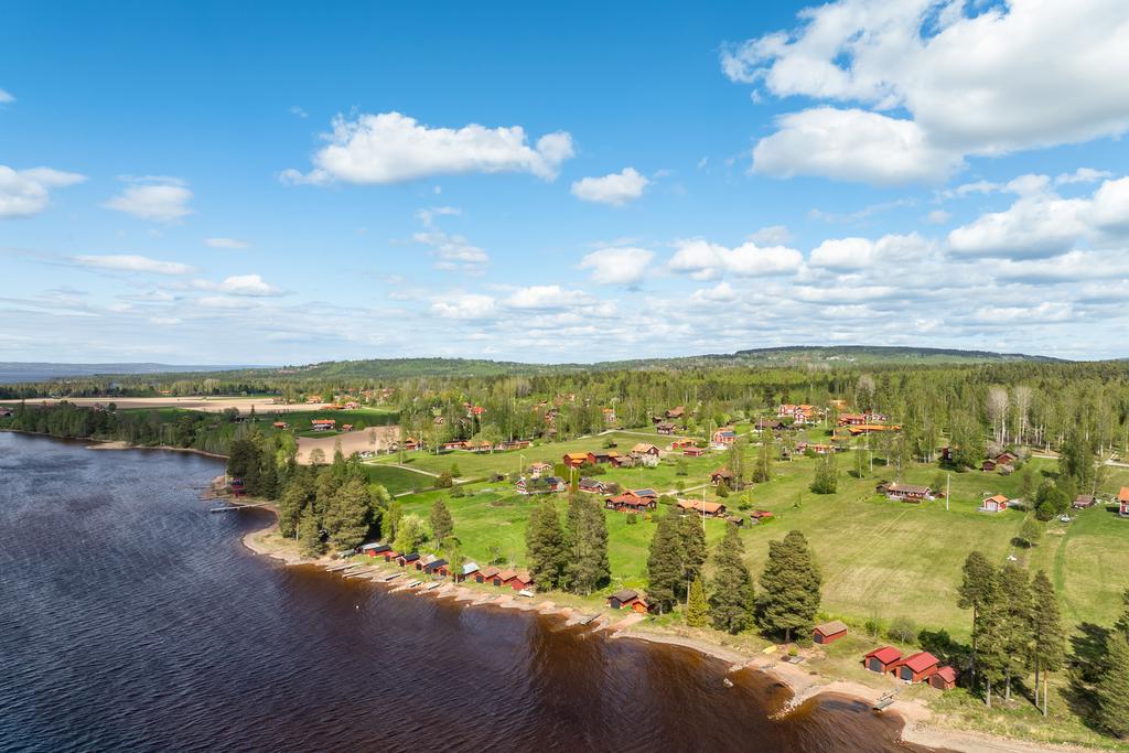 På några minuters promenad når man båthuset för strandliv i absolut stillhet eller en båttur på sjön.