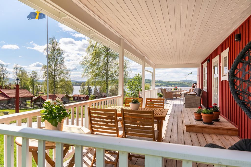 Här finns många möjligheter för möblering. Både för stora kalas med gott om plats för många eller för en enskild myshörna. 