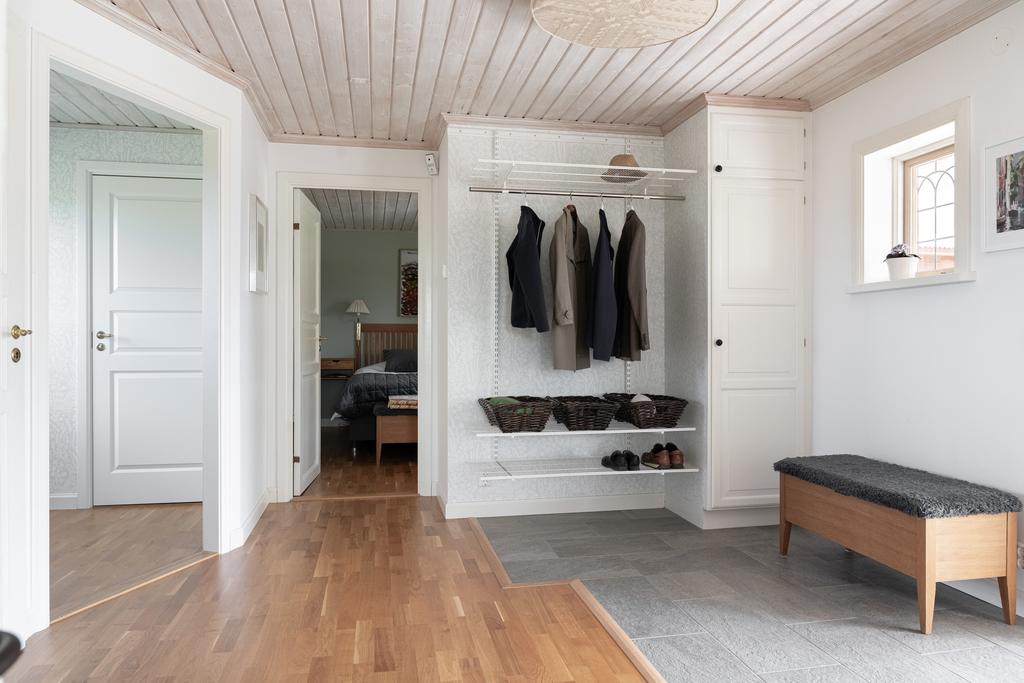 Rymlig och välkomnande hall med plats för förvaring.