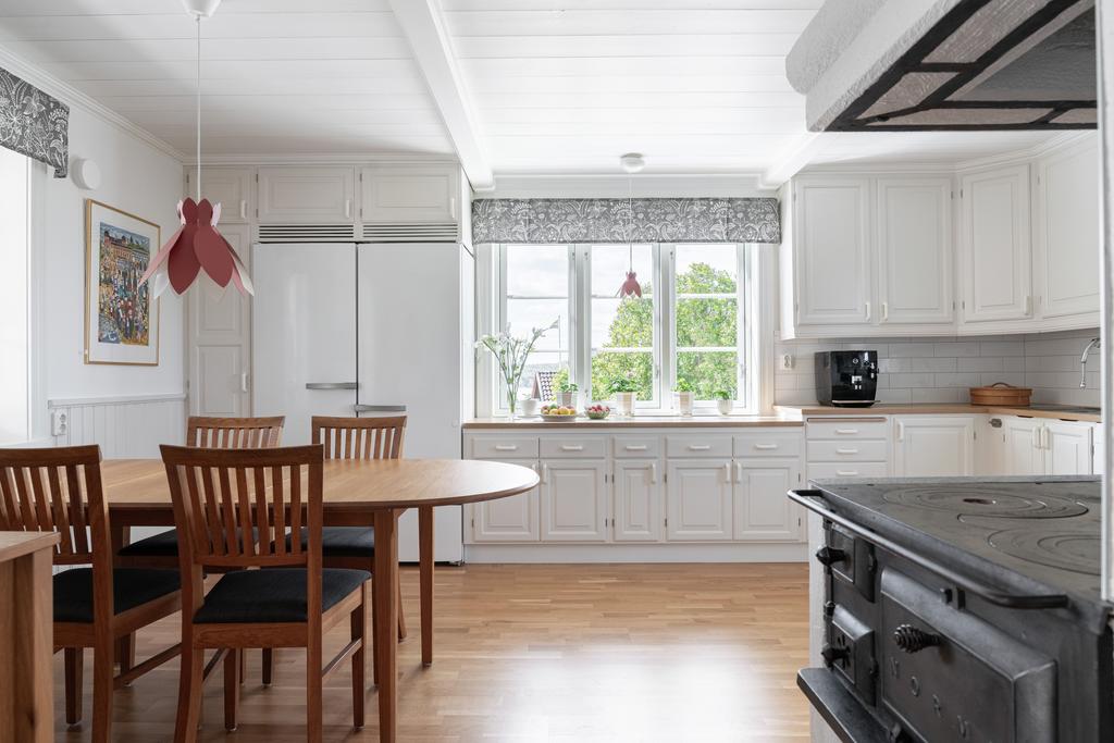 Stort och ljust lantkök med fönsterpartier åt tre håll.