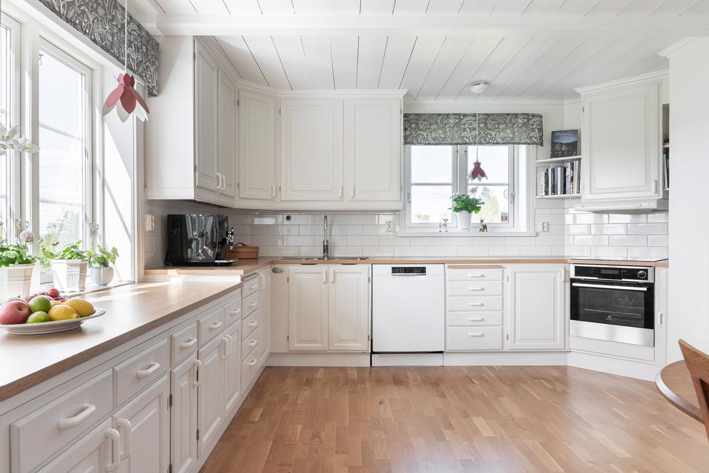 Gott om förvaring och bänkyta.