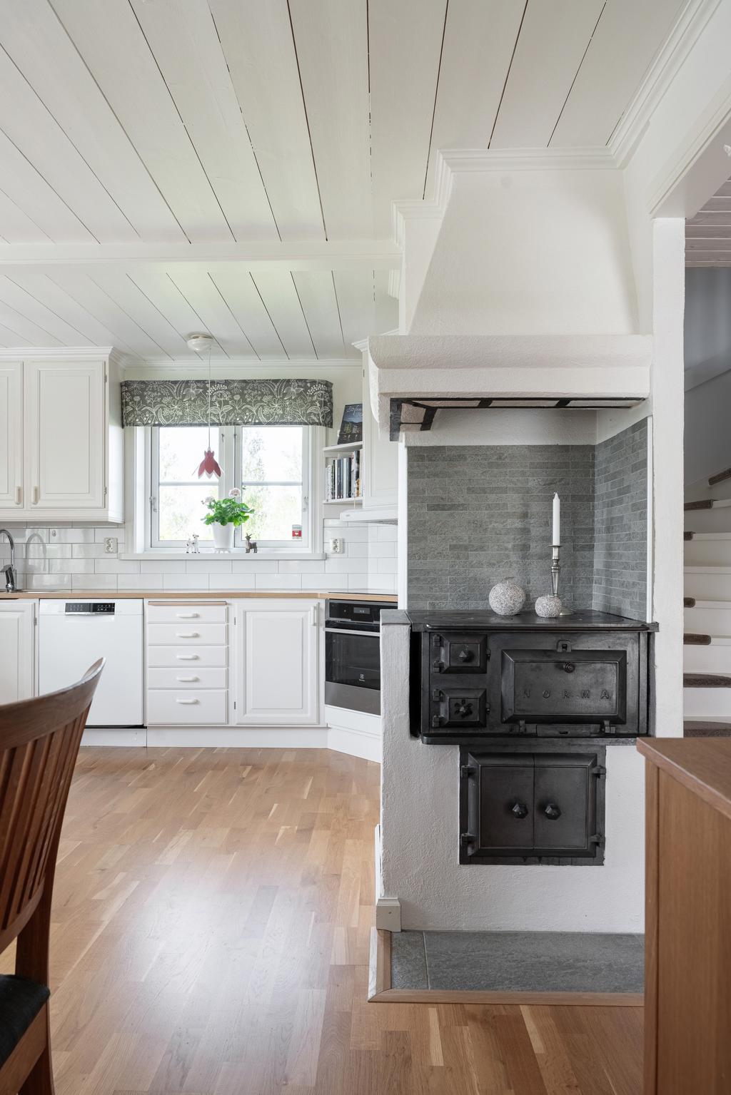 Här finns även en äldre vedspis. Perfekt både som mysfaktor och extra värme.