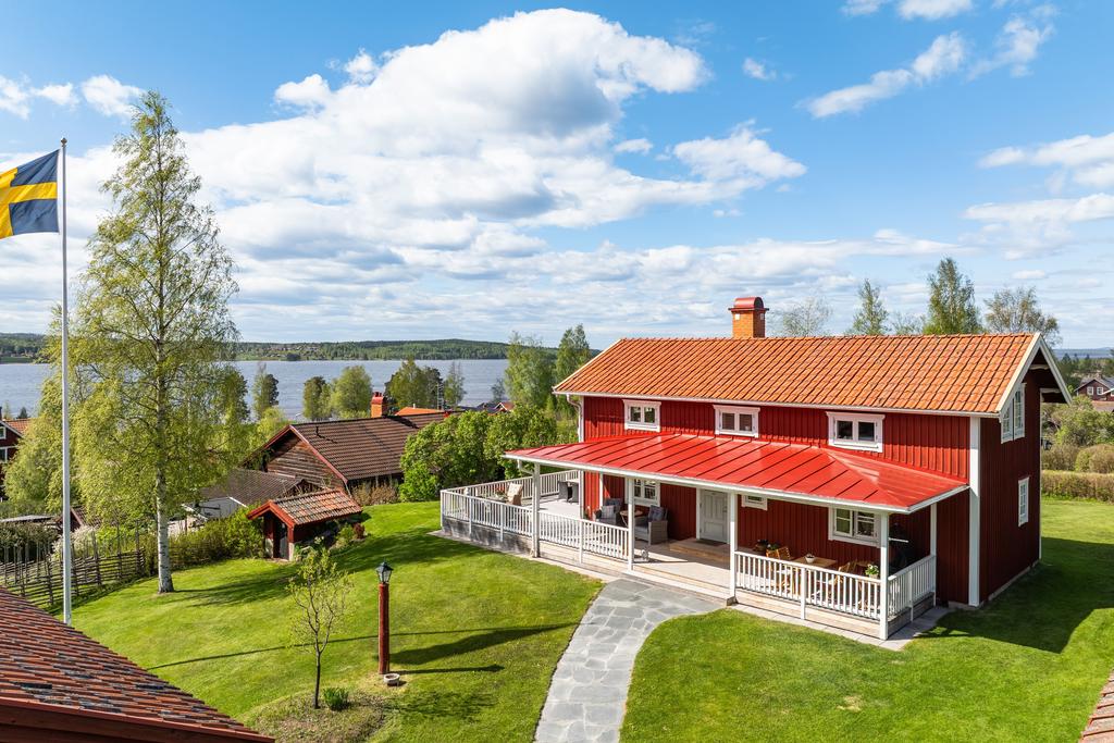 Välkommen till vackra Nissasgården i Hjortnäs med oslagbart läge!