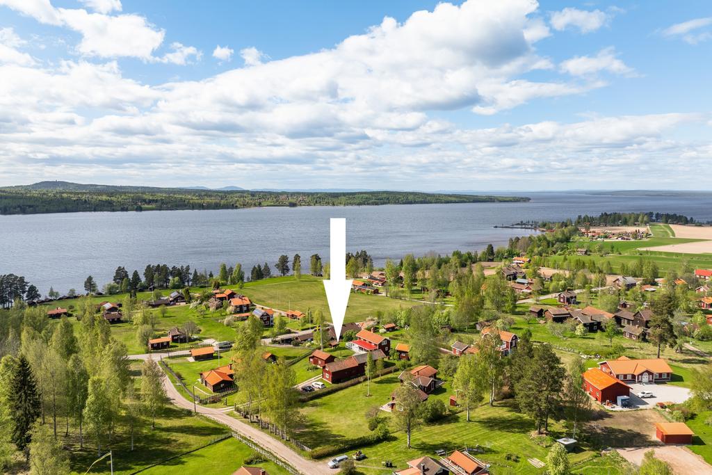 Högt beläget i byn och sagolik utsikt.