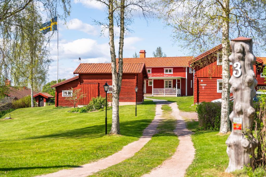 På ett av Hjortnäs absolut bästa lägen ligger denna fina dalagård. 