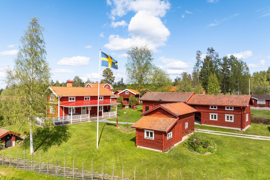 Tomten erbjuder flera fina uteplatser med sol hela dagen.