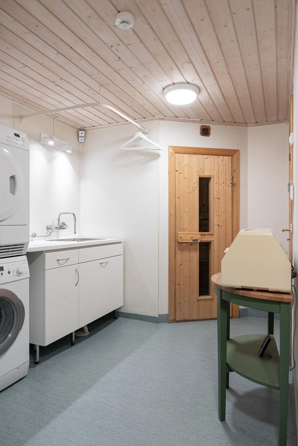 Tvättstugan med möjlighet till bastu i källarplan.