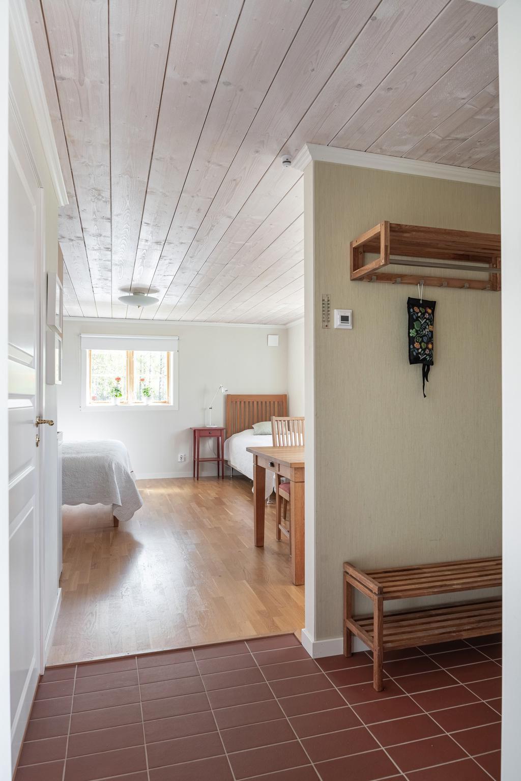 Hall entréplan, gästhuset.