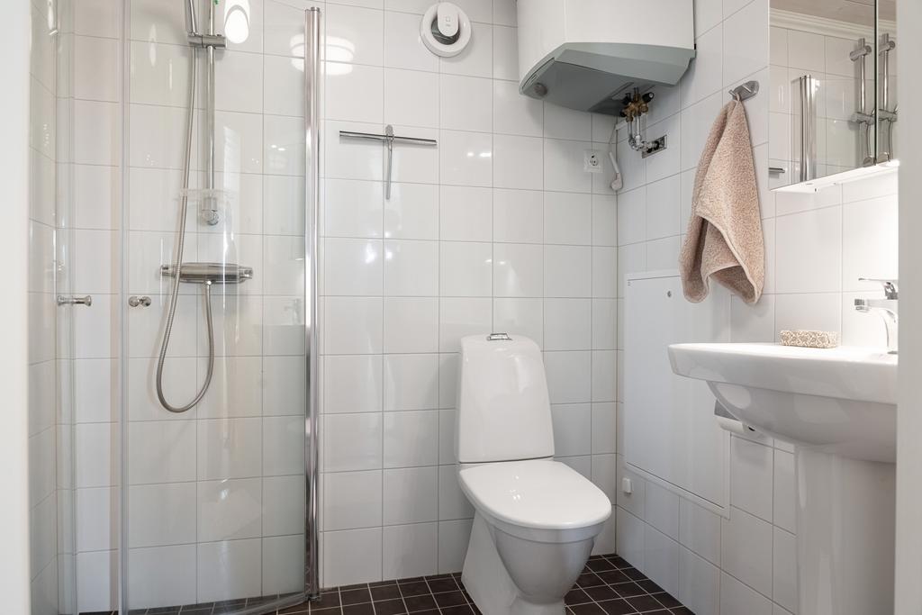 Badrum entréplan, gästhuset. Även här med kakel och klinkers.