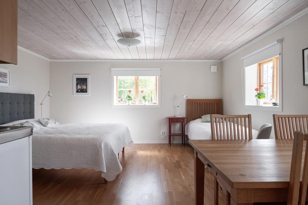 Stort rum med pentry och plats för både sängplatser, matplats och umgänge.