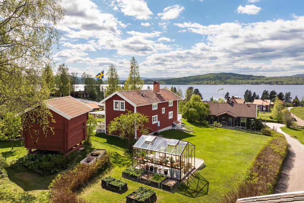 Den härliga tomten har en omsorgsfullt planerad och lättskött trädgård. 