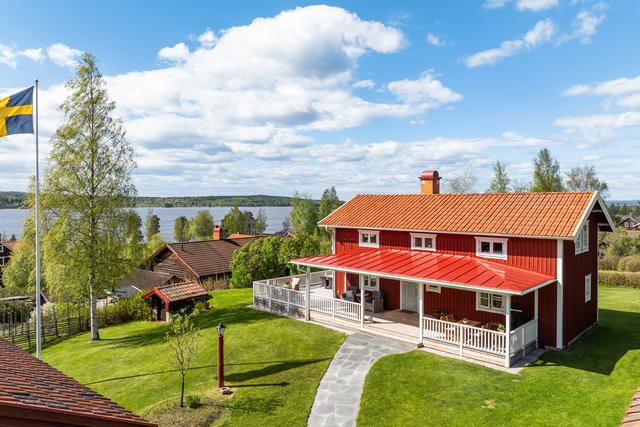 Välkommen till vackra Nissasgården i Hjortnäs med oslagbart läge!