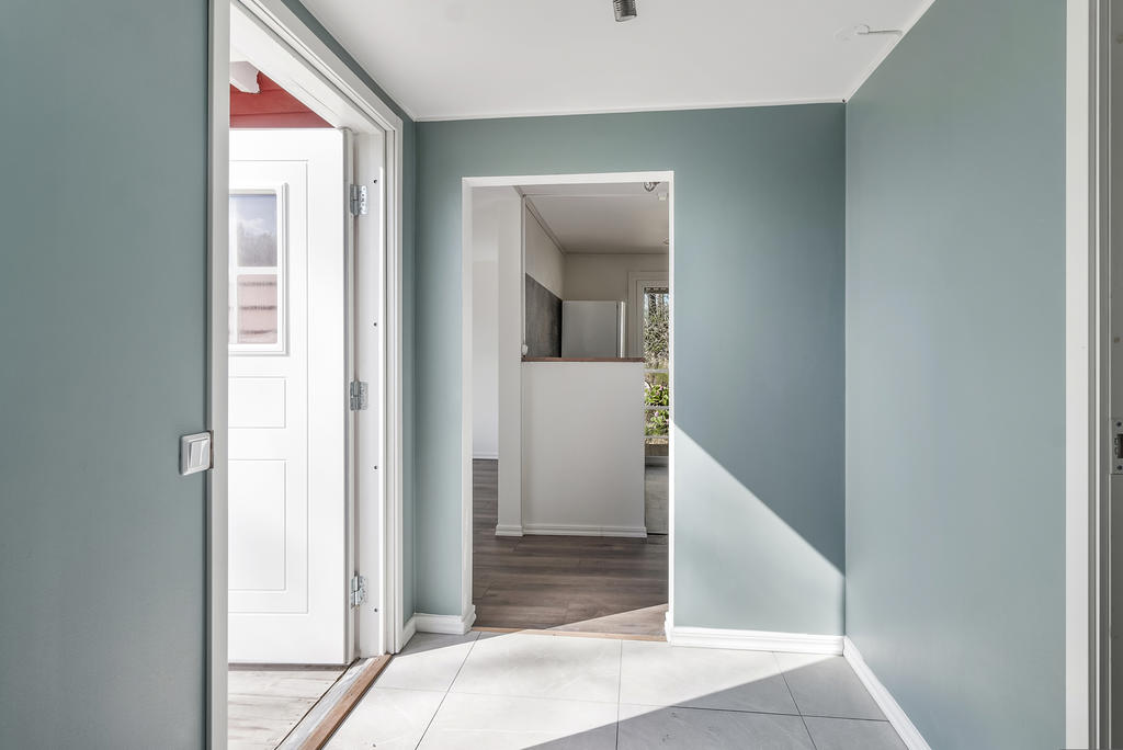 Möblerbar hall med klinkergolv