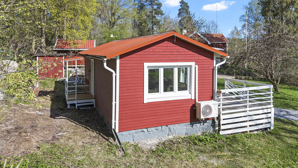 Baksida med utgång till trädgård