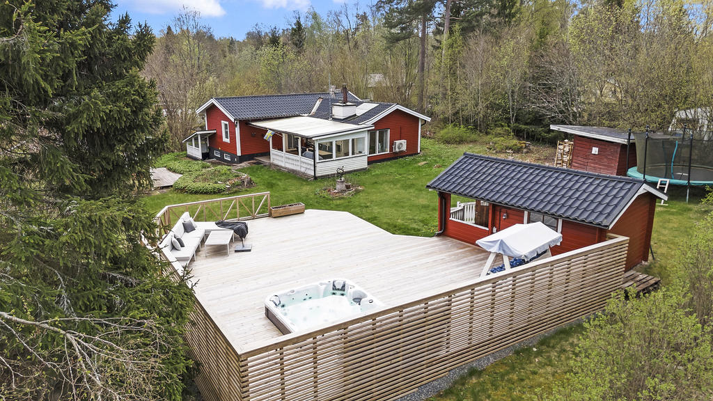 Fritidshus med två gästhus samt härliga umgängesytor