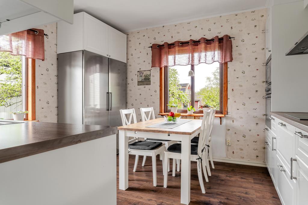 Plats för matbord invid fönstret