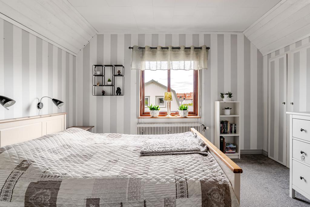 Sovrum med inbyggda garderober