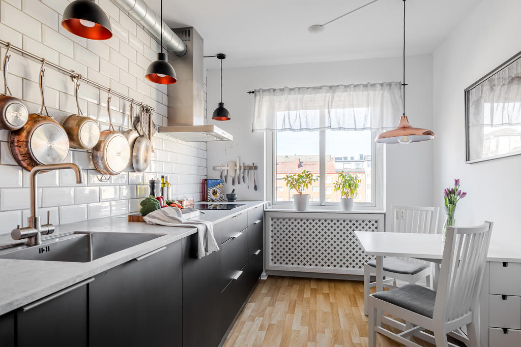 Fint renoverat kök med extra djup från Kvick och moderna vitvaror från Bosch.