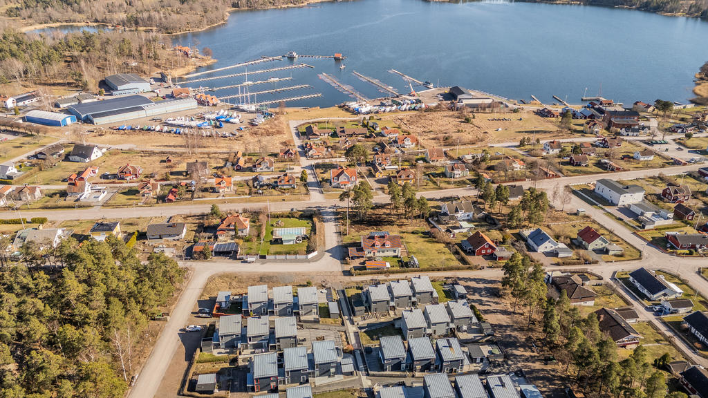 Vid marinan ligger även populära Sjökrogen