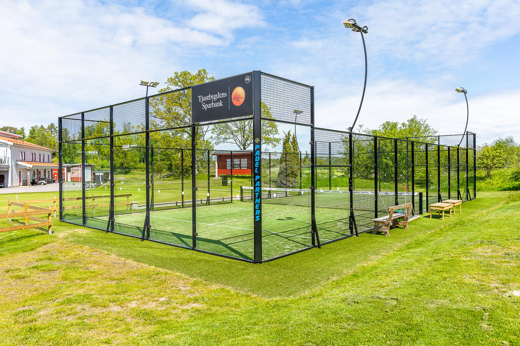 Padel finns vid golfbanan