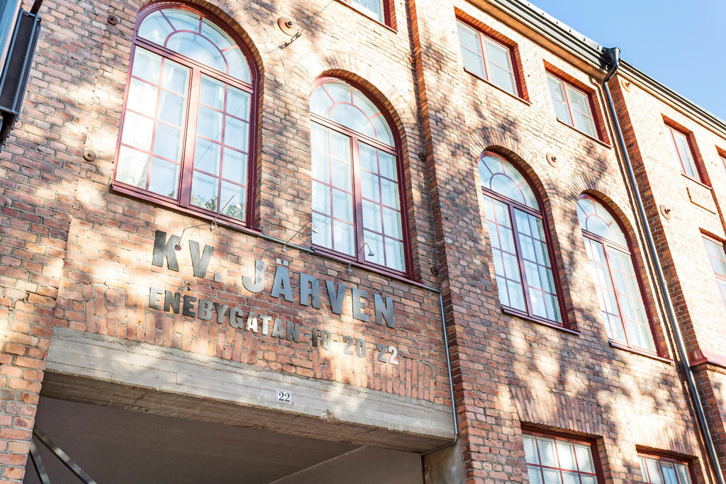 Modern vindslägenhet  i häftig industribyggnad
