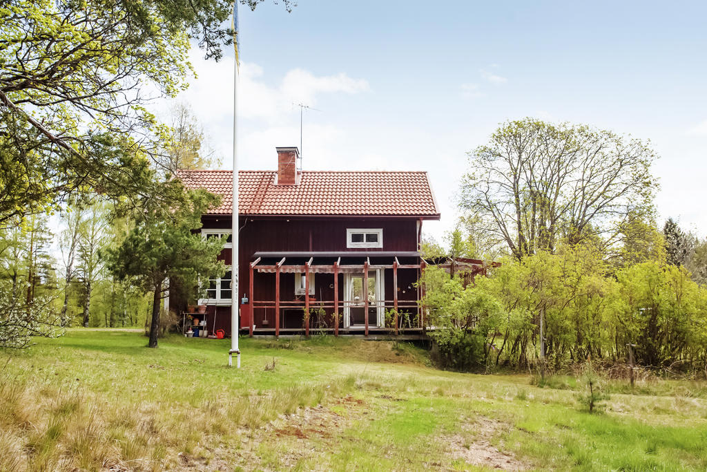 Trädgårdssidan med altanen