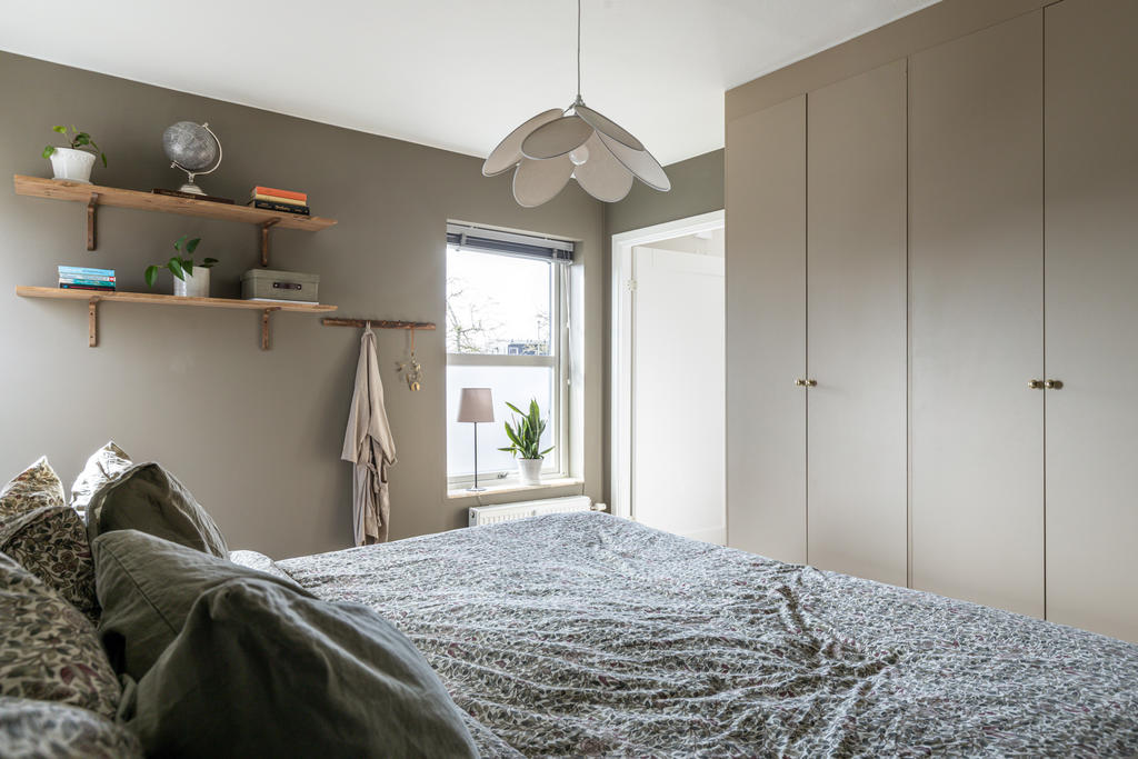 Master bedroom med platsbyggd förvaring.