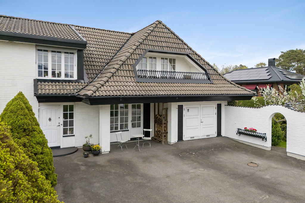 Garage i huset och gott om plats för flera bilar att parkera.