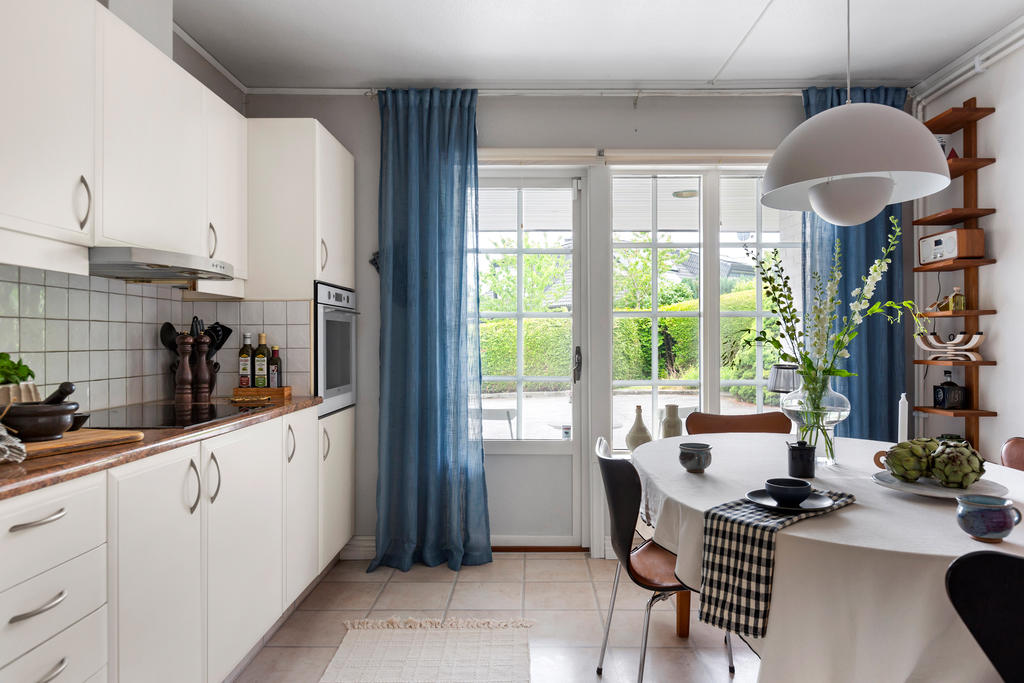 Stora fönster i köket där man även kan komma ut till entrésidan.