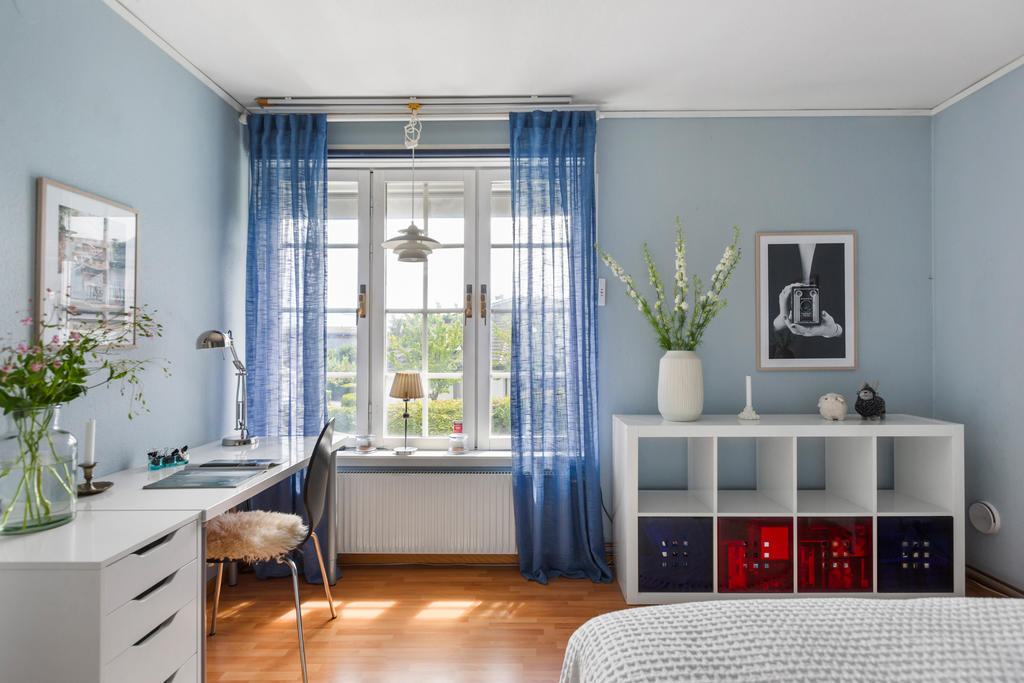 Sovrum 2 med plats för skrivbord och garderober.